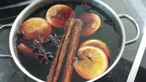 Heißer Apfelglühwein wärmt im Winter